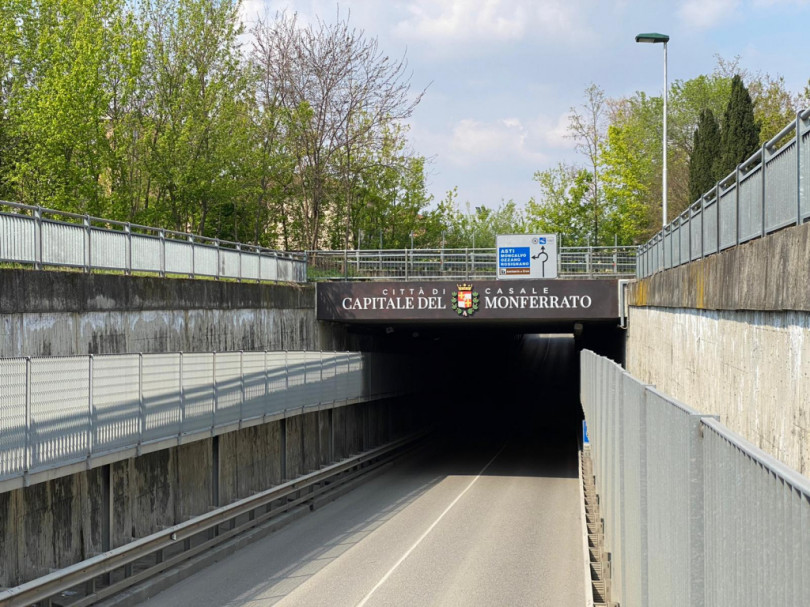 Sottopasso di corso Valentino a Casale: chiuso per installazione insegna turistica